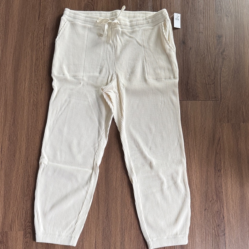 Gap NWT Women’s Ribbed Cream Joggers